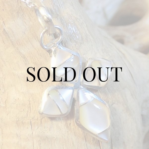 画像2: ズニ族：ホワイトシェル クロスデザイン ペンダント (2)