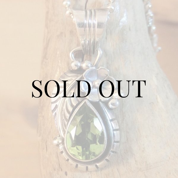 画像2: ナバホ族：ティアドロプペリドット付き ペンダント (2)