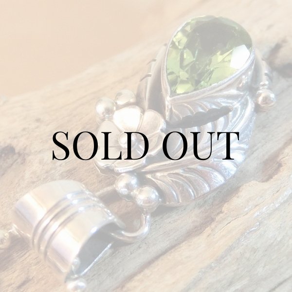 画像4: ナバホ族：ティアドロプペリドット付き ペンダント (4)