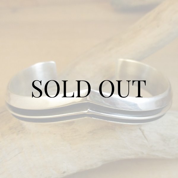 画像6: ナバホ族:TomHawk V字型シングルライン バングル (6)