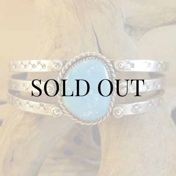 画像4: タオス・プエブロ族：Sonny Spruce キングマンターコイズ カフブレスレット (4)