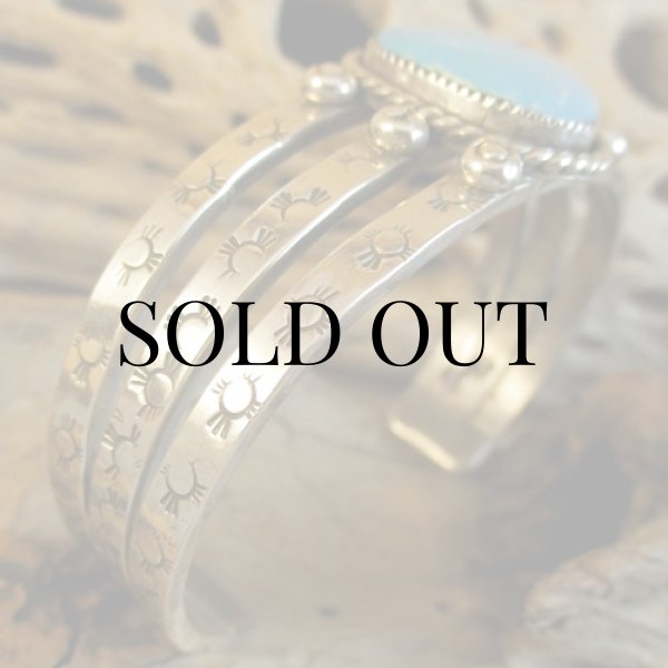 画像7: タオス・プエブロ族：Sonny Spruce キングマンターコイズ カフブレスレット (7)