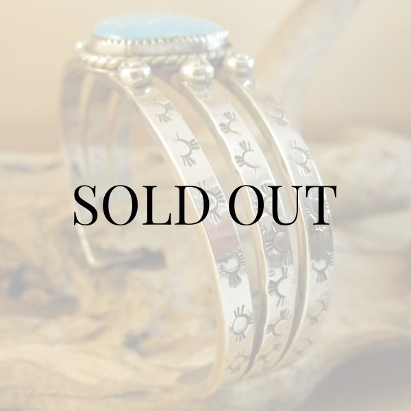 画像8: タオス・プエブロ族：Sonny Spruce キングマンターコイズ カフブレスレット (8)