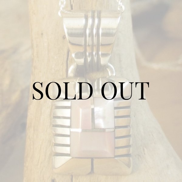 画像2: ナバホ族：Chester Benally ピンクシェル インレイ ペンダント (2)