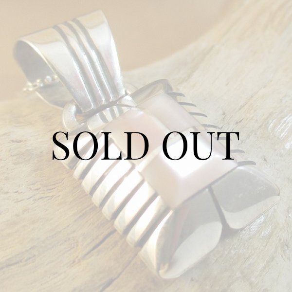 画像8: ナバホ族：Chester Benally ピンクシェル インレイ ペンダント (8)