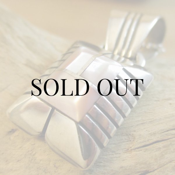 画像7: ナバホ族：Chester Benally ピンクシェル インレイ ペンダント (7)