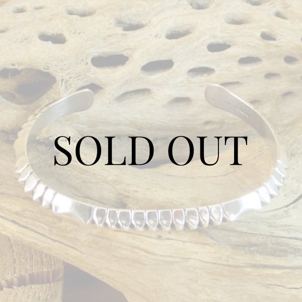 画像2: ナバホ族：Delbert Vandever トライアングル ワイヤー カフブレスレット (2)