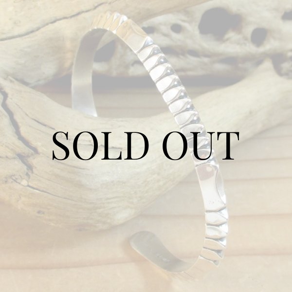 画像8: ナバホ族：Delbert Vandever トライアングル ワイヤー カフブレスレット (8)