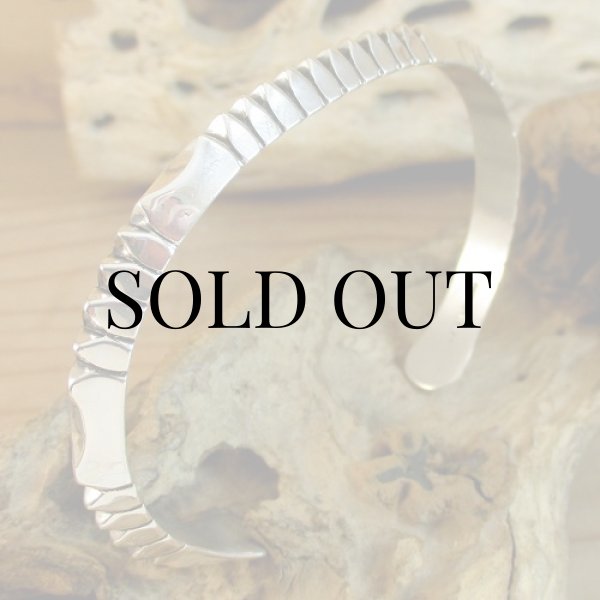 画像4: ナバホ族：Delbert Vandever トライアングル ワイヤー カフブレスレット (4)