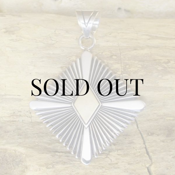 画像2: ナバホ族：Pat Bedonie 14K サンバースト ダイヤモンド ペンダントトップ (2)