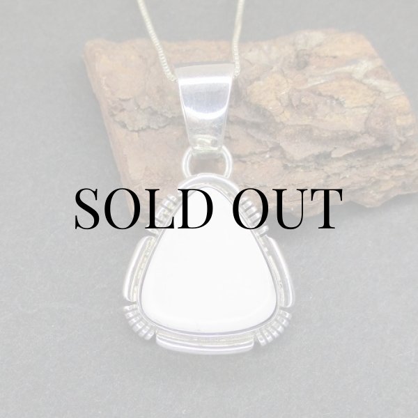 画像2: ナバホ族：Donovan Skeets ホワイトターコイズ ペンダント (2)