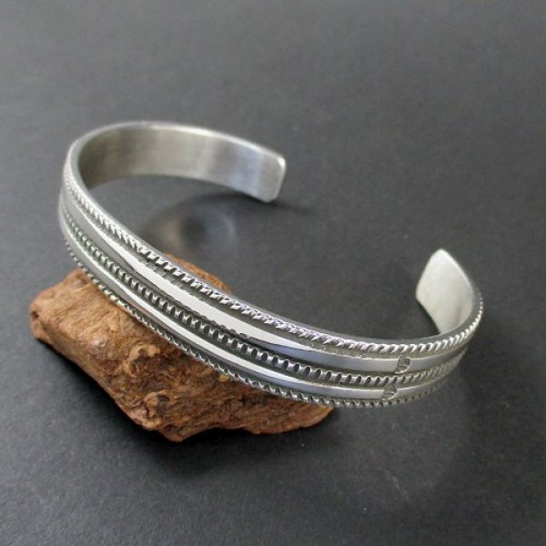 画像2: ナバホ族：Bruce Morgan チゼルワーク シルバー カフブレスレット (2)