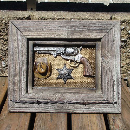 『ガン＆ハット＆シェリフバッチ アートフレーム』(Gun&Hat&Sheriff Badge Art Frame)